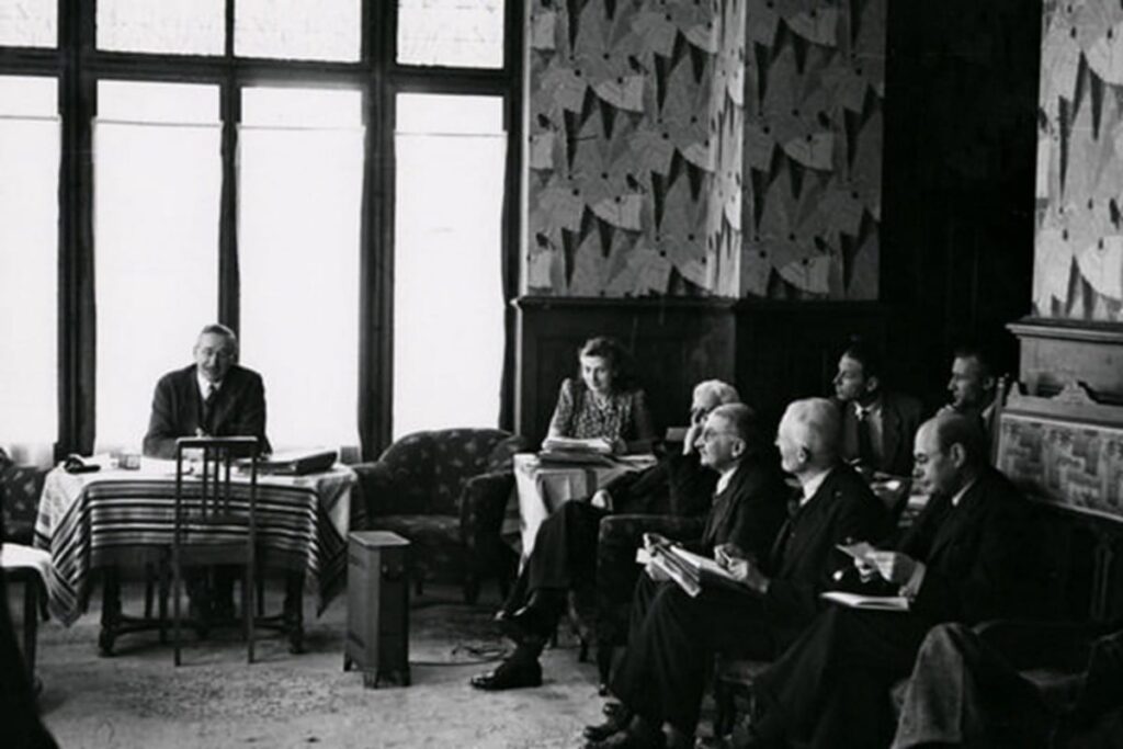 Sociedade de Mont Pèlerin, na foto, Hayek, Mises e outros membros da sociedade em uma reunião em 1947.