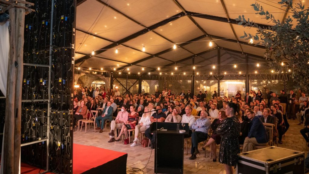 Lior Abutbul organized a conference with almost 400 guests